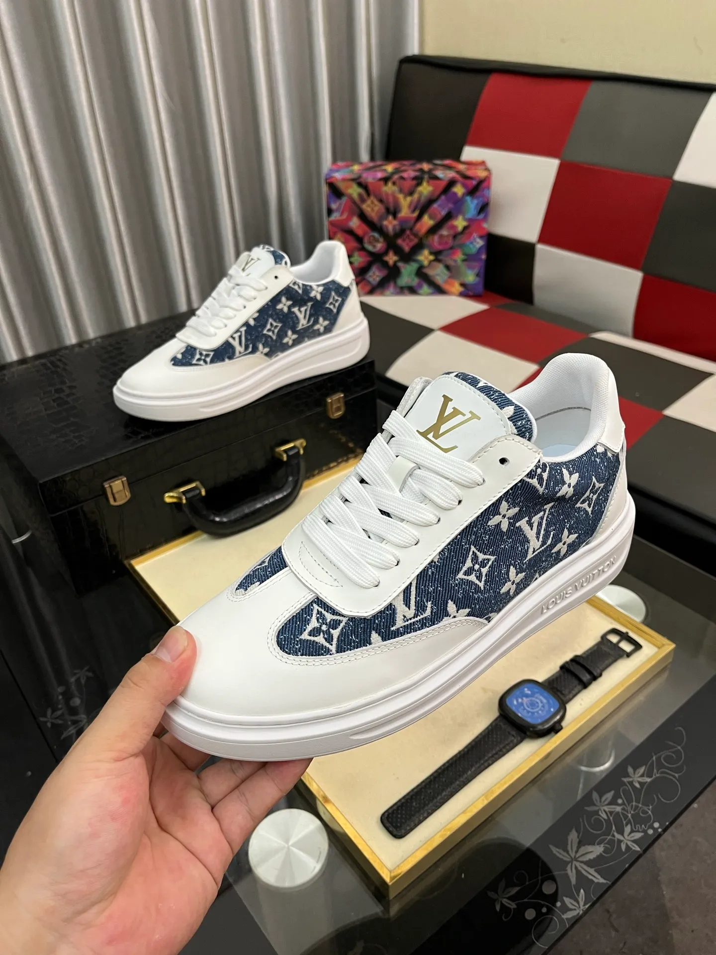 Men's shoes 💰540⌚️⌚️ Louis vuitton/LV Louis Vuitton 》Original quality.~ Unique modern style sneakers. 🏃A must-have casual shoe for trendy men😍😍 Original brand imported from Italy, imported original leather, sheep lining (refuses to discolor and grind feet) Sole: Original sole provided by the original factory, French lazy style design ⚠️Fit to the feet, original quality, super comfortable original sole. Code number: 38-445️⃣Colors available
